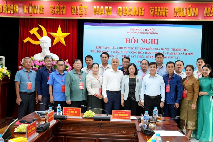 Phường Sơn Tây và đoàn cán bộ Thủ đô Viêng Chăn trao đổi kinh nghiệm