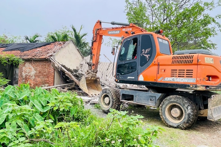 Cưỡng chế thu hồi đất dự án Cụm công nghiệp làng nghề Hữu Bằng