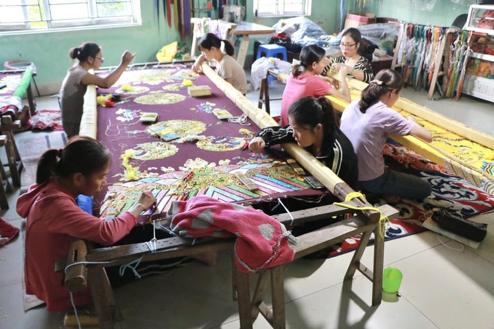 “Lớp cha trước, lớp con sau” giữ nghề thêu truyền thống