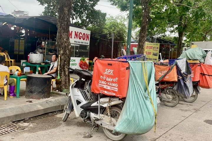 Phú Thượng: Nhiều bất cập về trật tự đô thị trên tuyến đường 40m Nam Thăng Long