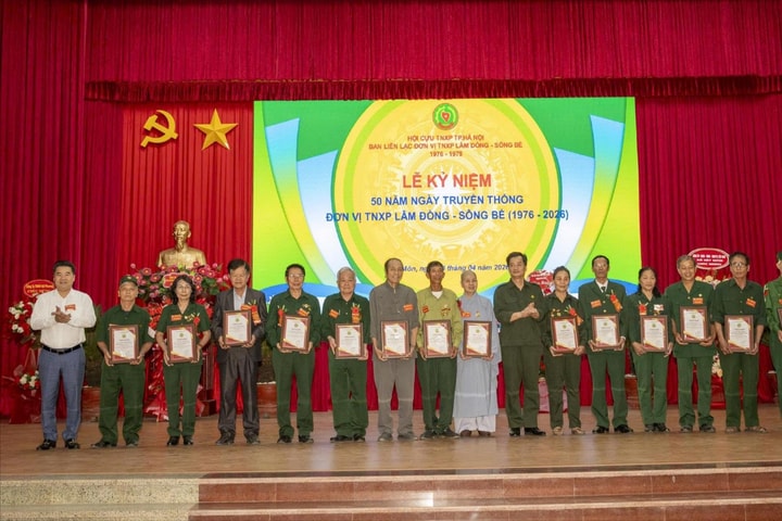 Kỷ niệm 50 năm Ngày truyền thống Đơn vị thanh niên xung phong khắc phục hậu quả chiến tranh