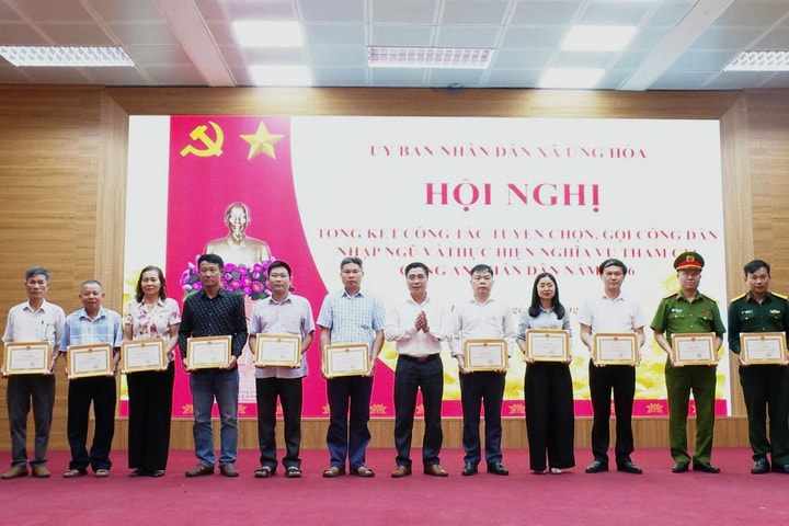 Ứng Hòa khen thưởng 26 tập thể, cá nhân có thành tích trong công tác giao quân