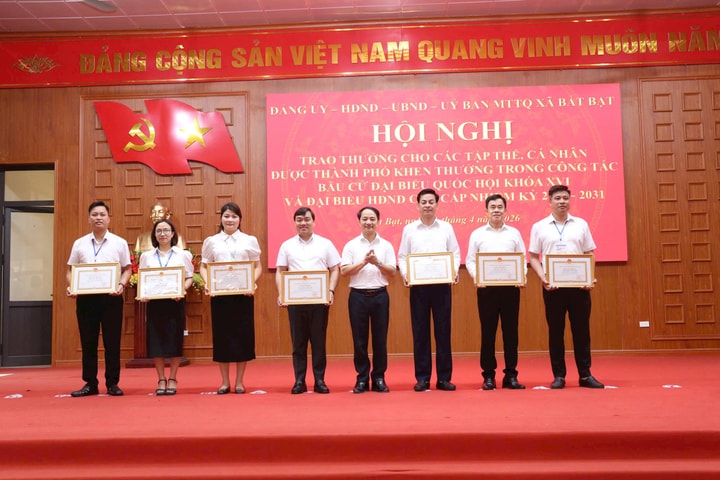 Xã Bất Bạt: Khen thưởng các tập thể, cá nhân có thành tích trong công tác bầu cử