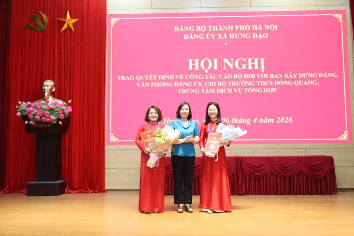Xã Hưng Đạo công bố các quyết định về công tác cán bộ