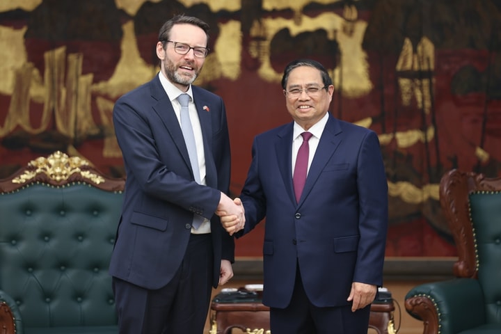 Thủ tướng Phạm Minh Chính tiếp Đại sứ Anh và Bắc Ireland tại Việt Nam Iain Frew