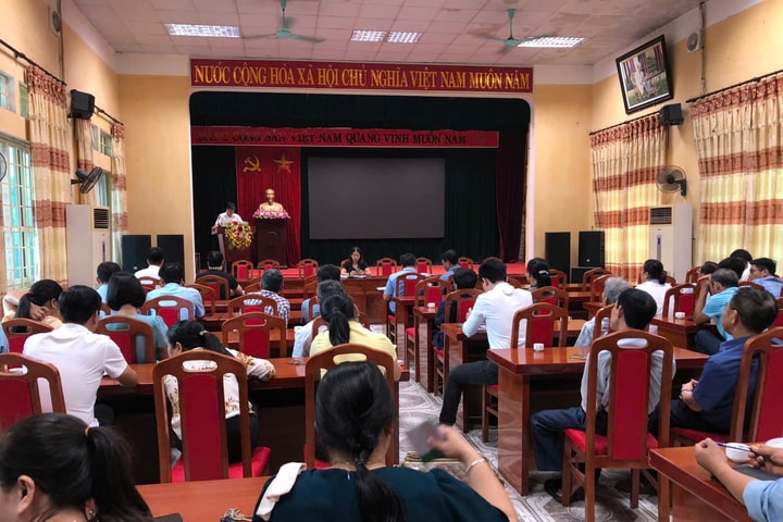 Xã Hồng Sơn triển khai tiêm vắc xin phòng bệnh cho gia súc, gia cầm trên địa bàn
