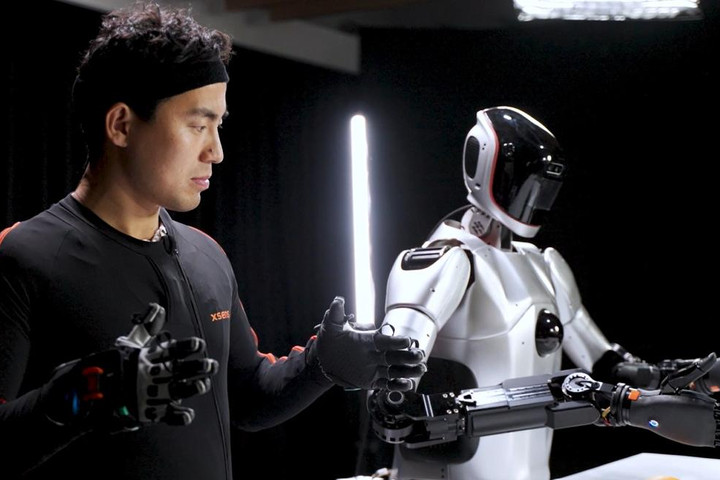Nghề mới trong kỷ nguyên AI: Con người “diễn” cuộc sống để dạy robot