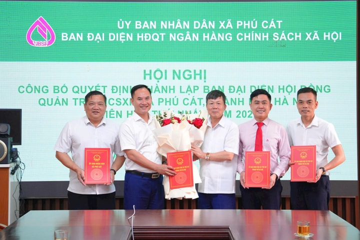 Công bố các quyết định nhân sự của Ngân hàng Chính sách xã hội xã Phú Cát