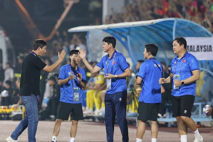 Trợ lý HLV Kim Sang-sik, ông Lee Jung-soo, chia tay U23 Việt Nam và đội tuyển quốc gia Việt Nam