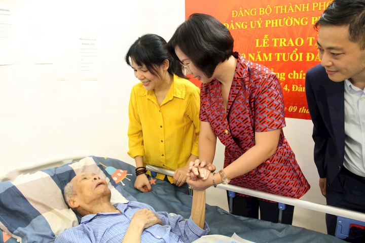 Đồng chí Bùi Huyền Mai trao Huy hiệu 70 năm tuổi Đảng tặng đảng viên lão thành phường Phú Thượng