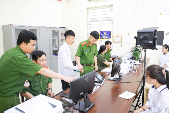 Công an xã Yên Xuân tăng ca trong chiến dịch cấp Căn cước và định danh điện tử cho học sinh