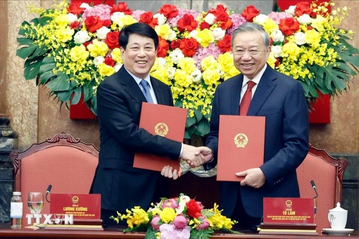 Bàn giao công tác giữa Tổng Bí thư, Chủ tịch nước Tô Lâm và nguyên Chủ tịch nước Lương Cường