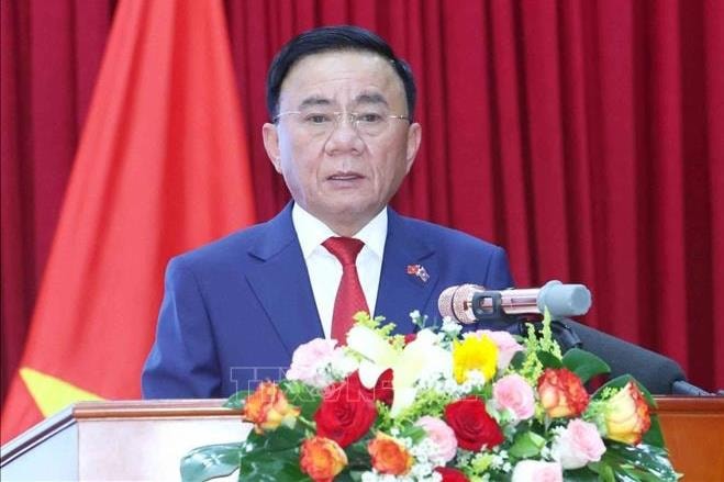 Thường trực Ban Bí thư Trần Cẩm Tú gặp gỡ cán bộ Đại sứ quán và cộng đồng người Việt Nam tại Lào