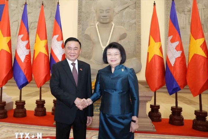 Lễ đón trọng thể Thường trực Ban Bí thư Trần Cẩm Tú thăm chính thức Campuchia