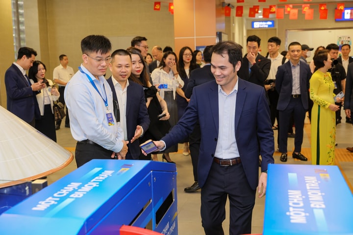 Đi tàu điện không tiền mặt qua VNPT Money