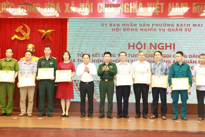 Phường Bạch Mai khen thưởng thành tích trong công tác tuyển quân