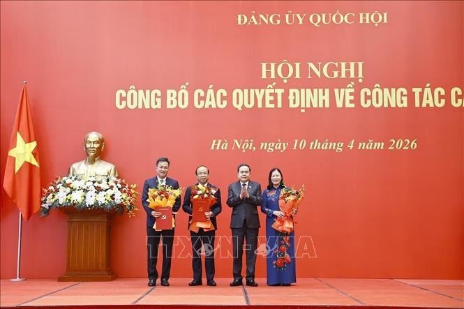Chủ tịch Quốc hội Trần Thanh Mẫn trao quyết định chỉ định Bí thư Đảng ủy 3 cơ quan của Quốc hội