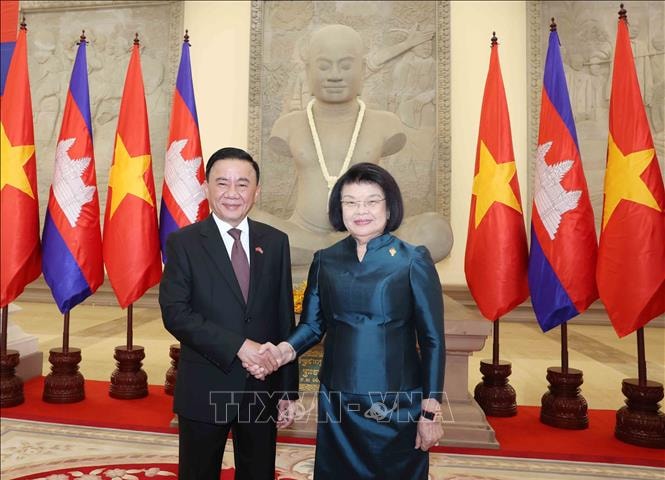 Đồng chí Trần Cẩm Tú, Ủy viên Bộ Chính trị, Thường trực Ban Bí thư hội kiến Samdech Khuon Sudary, Chủ tịch Quốc hội Campuchia