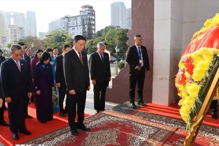 Thường trực Ban Bí thư Trần Cẩm Tú đặt vòng hoa tưởng niệm tại Campuchia
