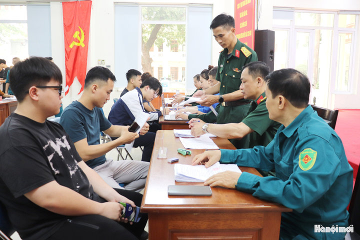 Hơn 1.000 thanh niên Kiến Hưng tham gia đăng ký nghĩa vụ quân sự lần đầu với công dân đủ 17 tuổi