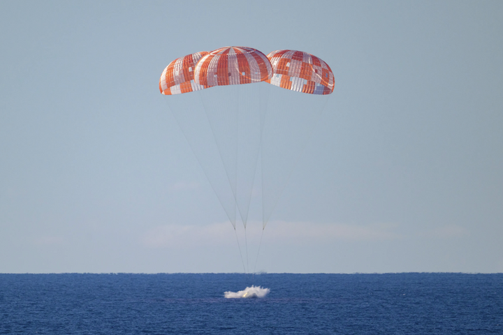 Tàu Orion của NASA hạ cánh an toàn sau hành trình lịch sử quanh Mặt Trăng