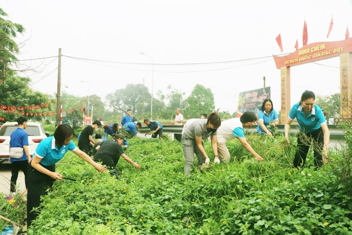 Phường Đông Ngạc ra quân thực hiện mô hình “Mái đê xanh” và tổng vệ sinh môi trường