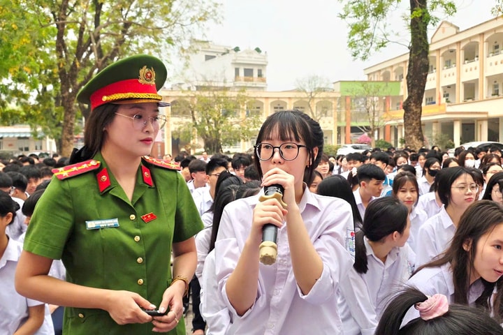Công an xã Hát Môn: Hướng dẫn kỹ năng tham gia giao thông an toàn cho học sinh