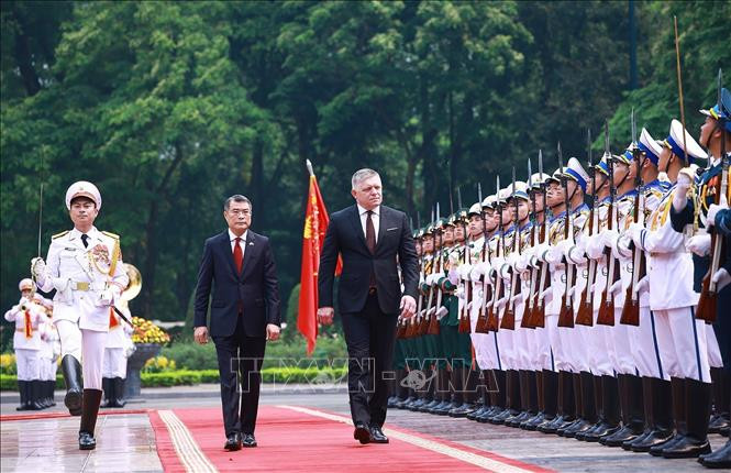 Thủ tướng Lê Minh Hưng chủ trì Lễ đón Thủ tướng Slovakia thăm chính thức Việt Nam