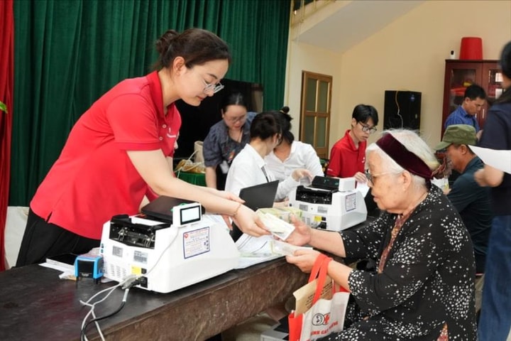 Xã Hồng Vân chi trả tiền giải phóng mặt bằng dự án trọng điểm trên địa bàn