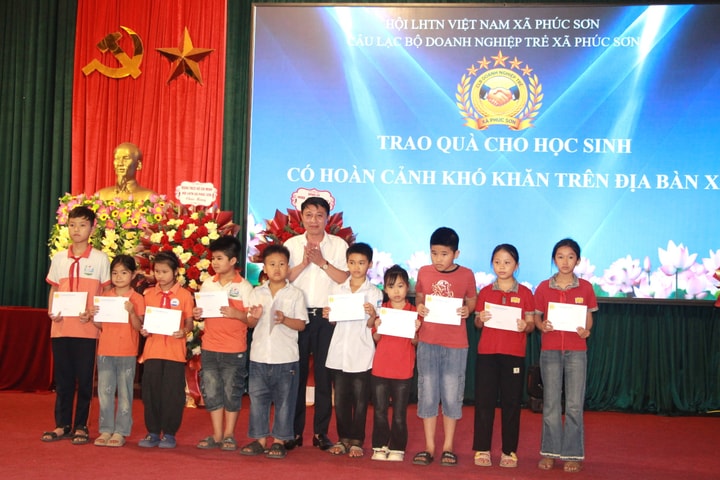 Xã Phúc Sơn tặng quà học sinh khó khăn, ra mắt CLB Doanh nghiệp trẻ