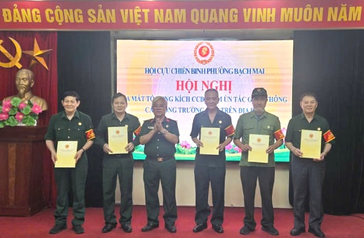 Cựu chiến binh phường Bạch Mai lập 5 tổ xung kích giảm ùn tắc trước cổng trường