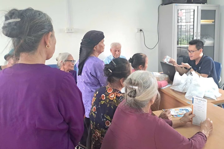 Khám sàng lọc bệnh lý về mắt cho người dân xã Minh Châu
