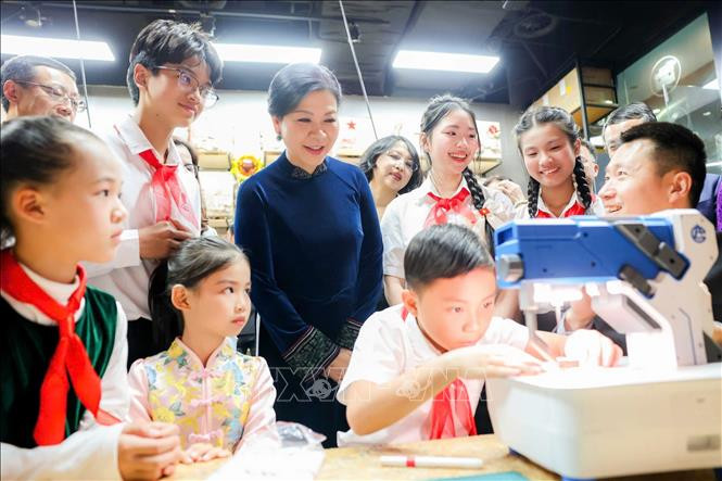 Phu nhân Tổng Bí thư, Chủ tịch nước Tô Lâm thăm Trung tâm giao lưu khoa học văn hóa thanh thiếu niên Tống Khánh Linh