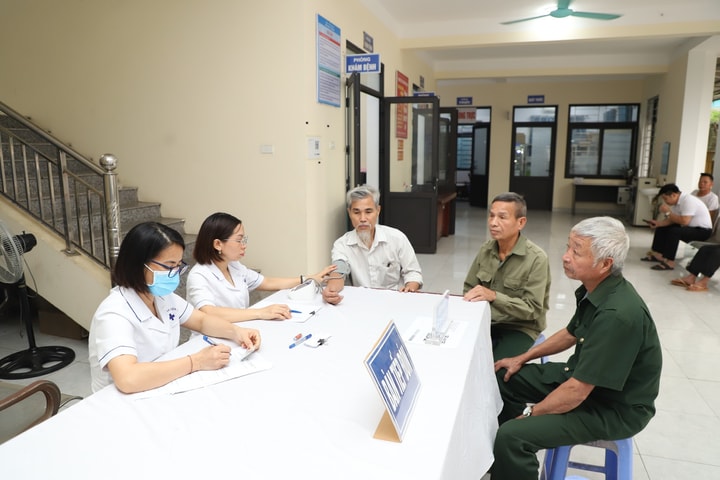 Yên Xuân tổ chức khám sức khỏe cho đối tượng chính sách, trao nhà Đại đoàn kết cho gia đình khó khăn