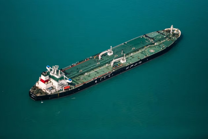 Iran tuyên bố mở cửa Eo biển Hormuz, giá dầu thế giới giảm khoảng 10%