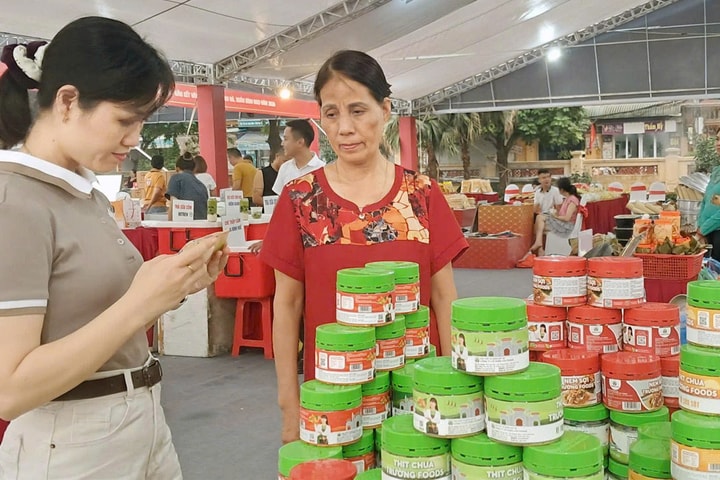 Hà Nội khai mạc không gian quảng bá đặc sản làng nghề gắn lễ hội Bình Đà