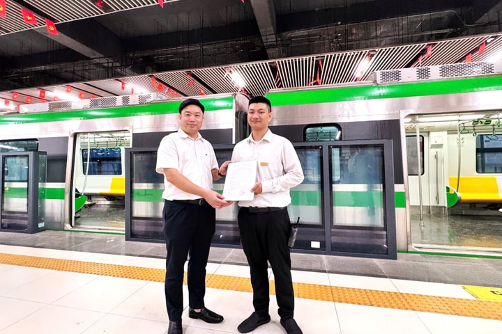 Hà Nội Metro khen thưởng đột xuất nhân viên hỗ trợ tìm lại tài sản lớn cho hành khách