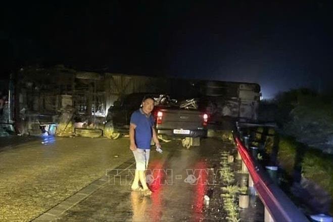Xe khách lật trên cao tốc Nội Bài - Lào Cai, 5 người bị thương
