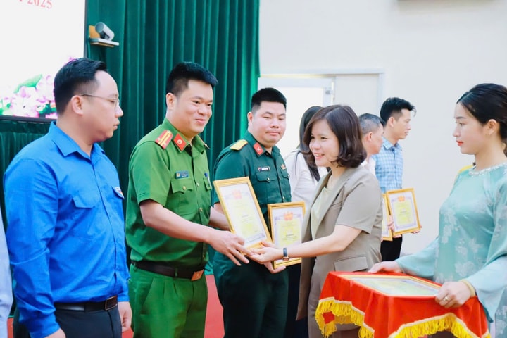 Xã Hòa Lạc: Khen thưởng 22 tập thể, cá nhân có thành tích xuất sắc trong công tác tuyển chọn, gọi công dân nhập ngũ
