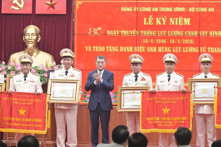 Trung tướng Nguyễn Thanh Tùng nhận danh hiệu Anh hùng Lực lượng vũ trang nhân dân