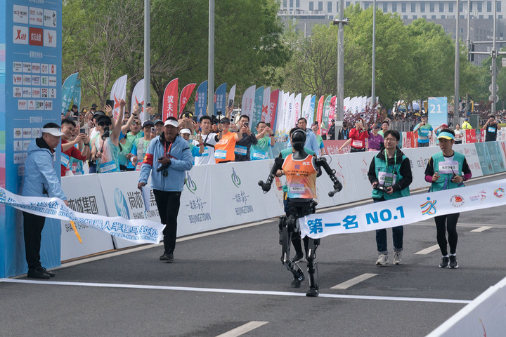 Hơn 300 robot tranh tài bán marathon ở Bắc Kinh