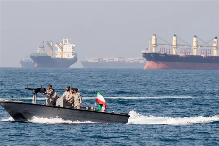Iran mở cửa Hormuz có điều kiện, ngành vận tải biển vẫn thận trọng