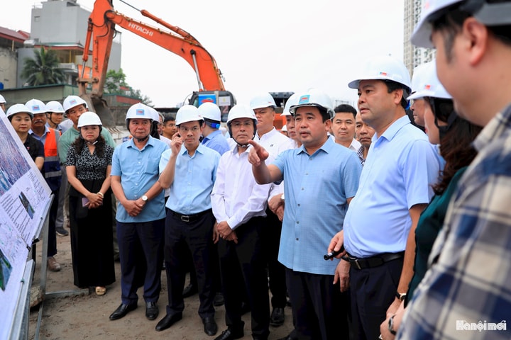 Bí thư Thành ủy Hà Nội Trần Đức Thắng kiểm tra một số công trình cầu, đường trọng điểm của thành phố