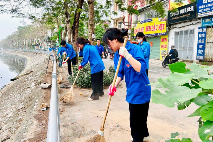 Tuổi trẻ phường Hoàng Mai ra quân vệ sinh môi trường, chỉnh trang mỹ quan đô thị