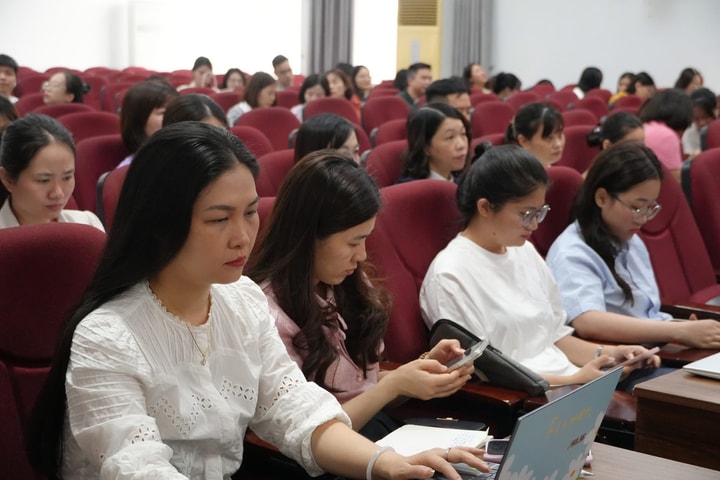Phường Phú Diễn tập huấn AI cho 130 giáo viên THCS
