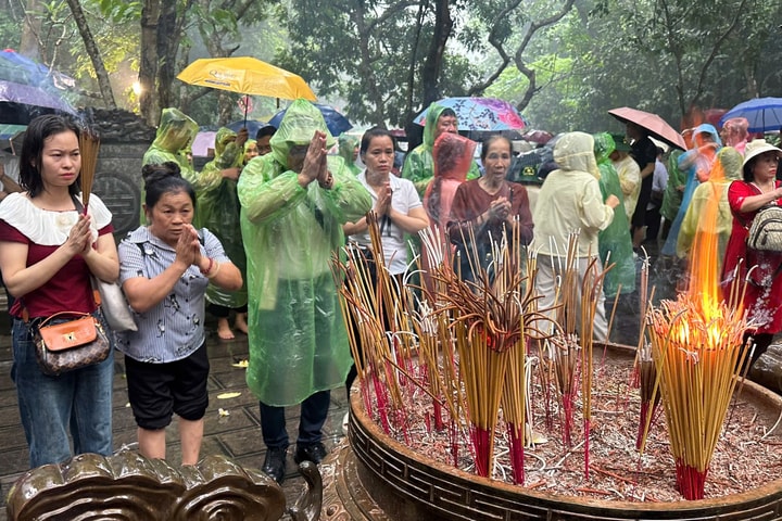 Hàng nghìn người dân “đội mưa” về dâng hương tại Đền Hùng