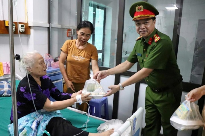 Suất ăn yêu thương nơi bệnh viện - “liều thuốc” tinh thần tiếp sức cho bệnh nhân