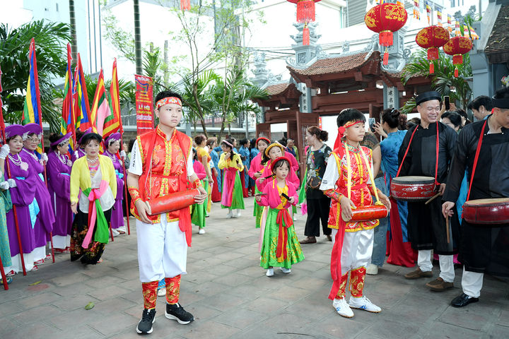 Cách người trẻ phường Láng giữ lửa cho "Đệ nhất tùng lâm"