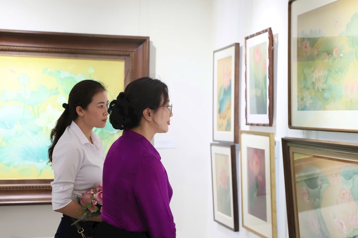 Tôn vinh hình tượng hoa sen qua triển lãm “Sen tháng năm”