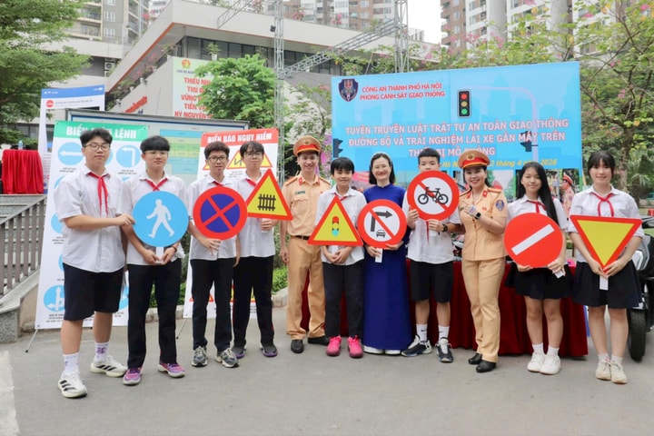 Học sinh Hà Nội “hóa thân” làm chiến sĩ Cảnh sát giao thông